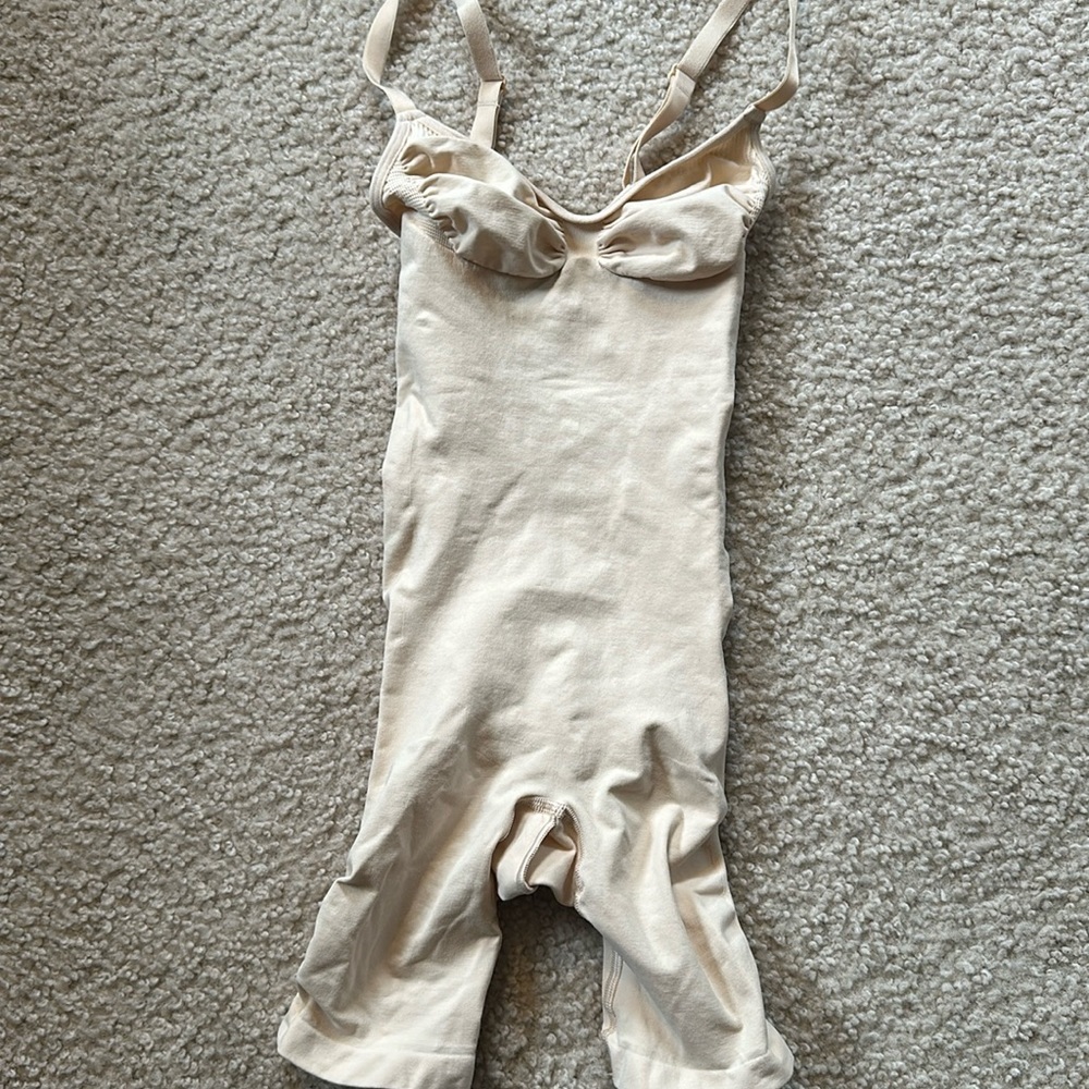 Skims seamless sculpt mid thigh bodysuit - Picture 2 of 4